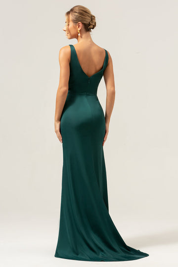 Vaina verde oscuro con escote en V Vestido de dama de honor fruncido alto-bajo con abertura